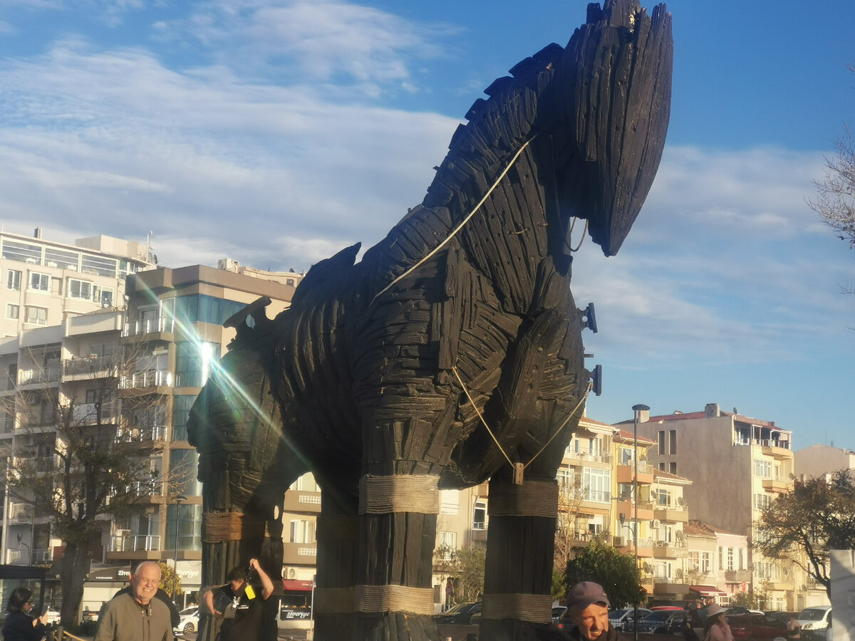 Тот самый конь из к/ф "Троя" Columbia Pictures в центре Чанаккале 