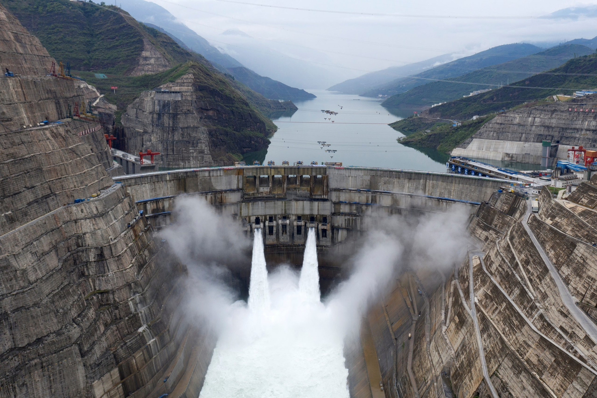 ГЭС Байхэтань мощностью 16 ГВт, разработчиком которой является китайская компания Jinsha River Chuanyun Hydropower Development, полностью введена в эксплуатацию в конце прошедшего года.