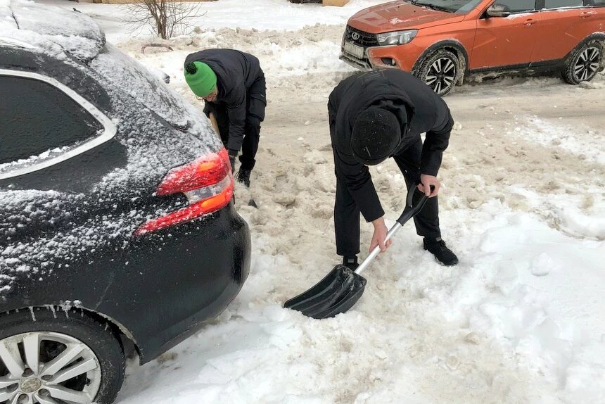 Лопата зимой в машине