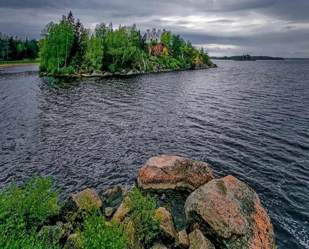 Остров суровой. Парк Монрепо в Выборге. Острова рядом с Выборгом. Остров Былинный Выборг. Башня на острове мертвых Выборг.