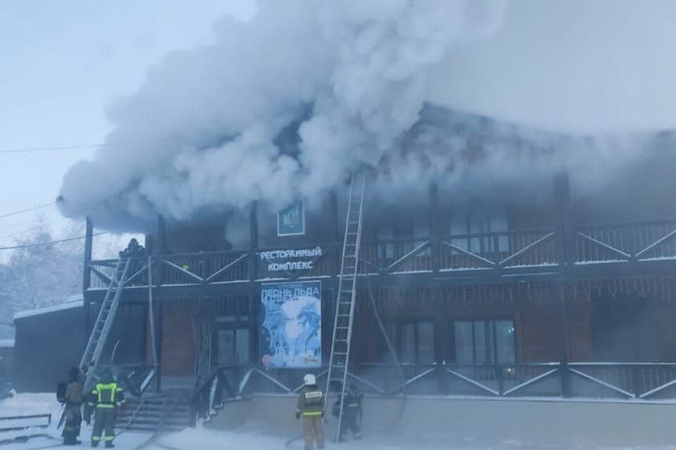     Пожар в ресторане «Высота» тушили почти 50 человек. Фото: t.me/sakhaday