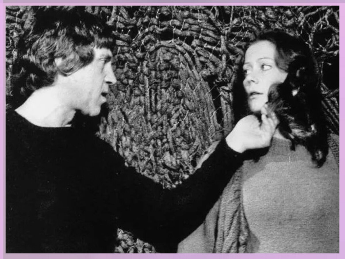 Наталья Сайко и Владимир Высоцкий в спектакле "Гамлет". Театр на Таганке (фото из открытых источников взято для иллюстрации)