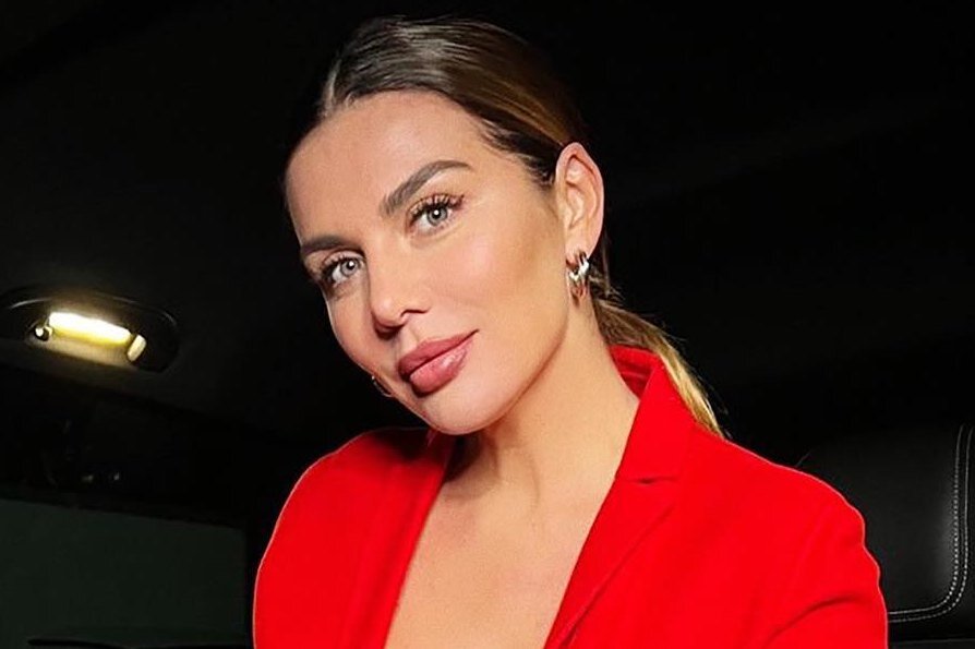     Больше не Владимировна: Анна Седокова лишилась отчества по требованию Украины