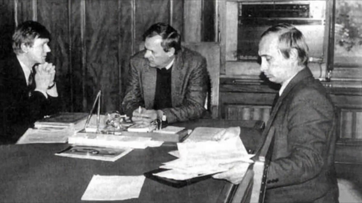 Собчак Анатолий и Путин с портфелем