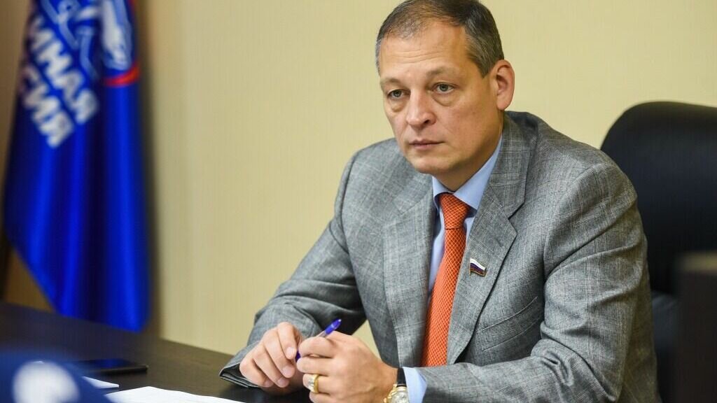     Прошло три года со дня гибели депутата Госдумы Айрата Хайруллина — 7 февраля 2020 года вертолет, в котором находился 49-летний парламентарий, рухнул на лед Камы в Лаишевском районе республики. Inkazan вспомнил биографию татарстанского политика, а также узнал, что стало с его бизнес-империей.