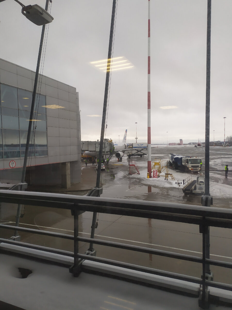 Загружают самолёт