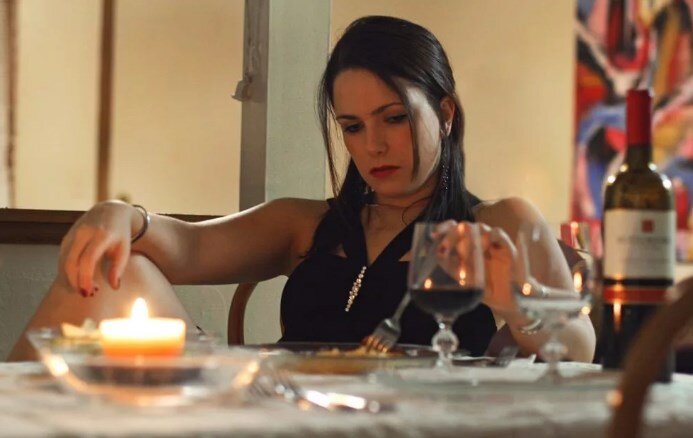 Женщина думает