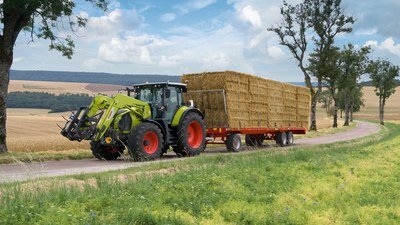 Фото: Официальный сайт CLAAS Трактор CLAAS ARION с прицепом, оснащенным новой функцией торможения