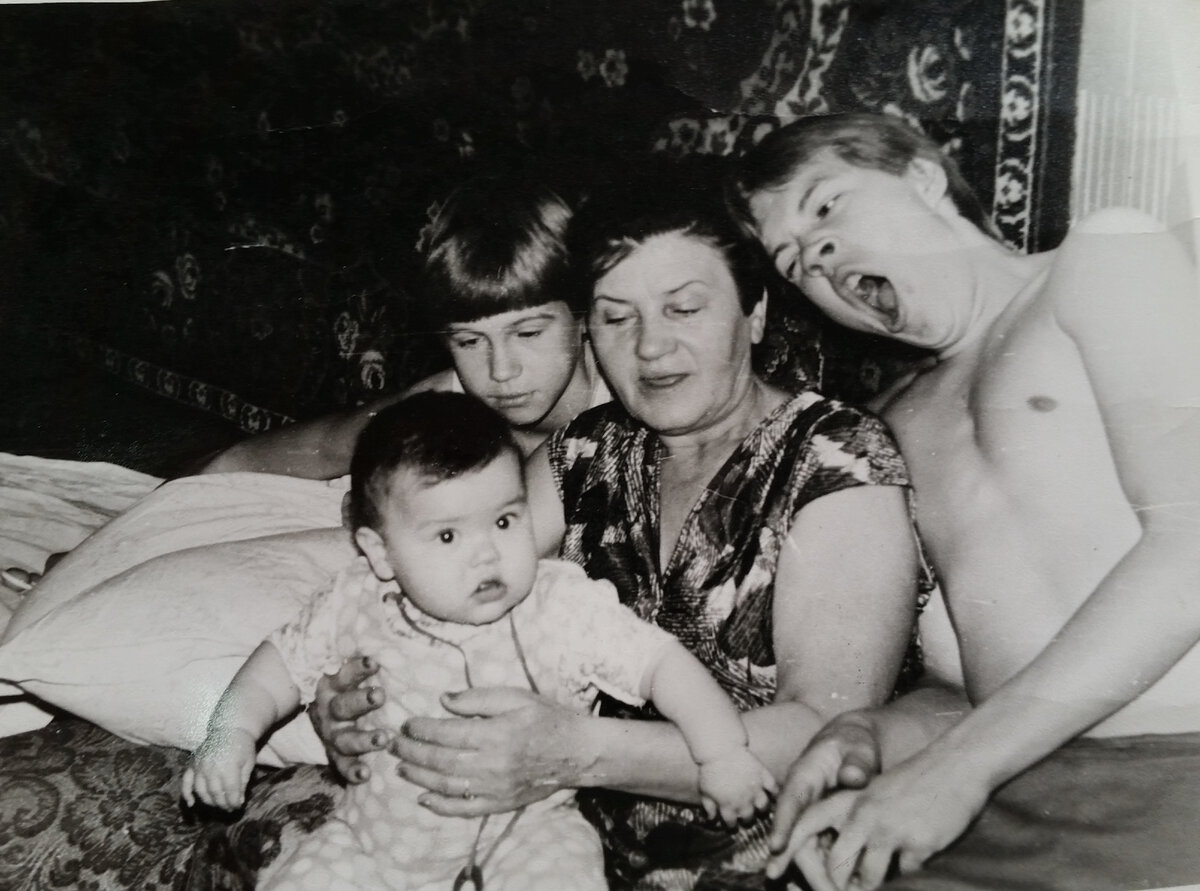 Маленькая я с Бабушкой и Двоюродными Братьями. 