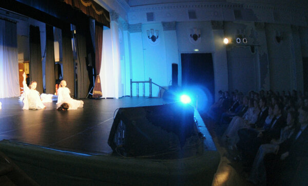 Свой школьный бал, выпускники МОУ Гимназии № 1 провели в лучших светских традициях, на сцене клуба «Майдановский». После торжественной речи, директор гимназии Марина Юрьевна Поспелова, вручила выпускникам аттестаты, медали и школьные альбомы. 