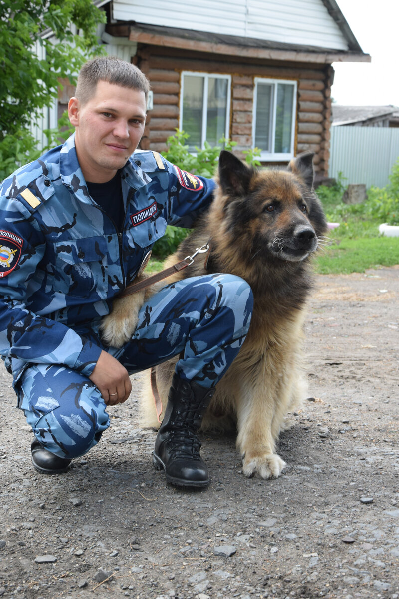 Кинолог Никита Нуждин со своим псом шаманом