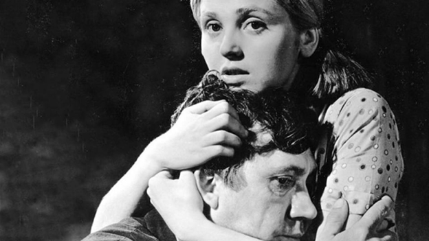 Юрий Никулин и Инна Гулая в фильме «Когда деревья были большими».