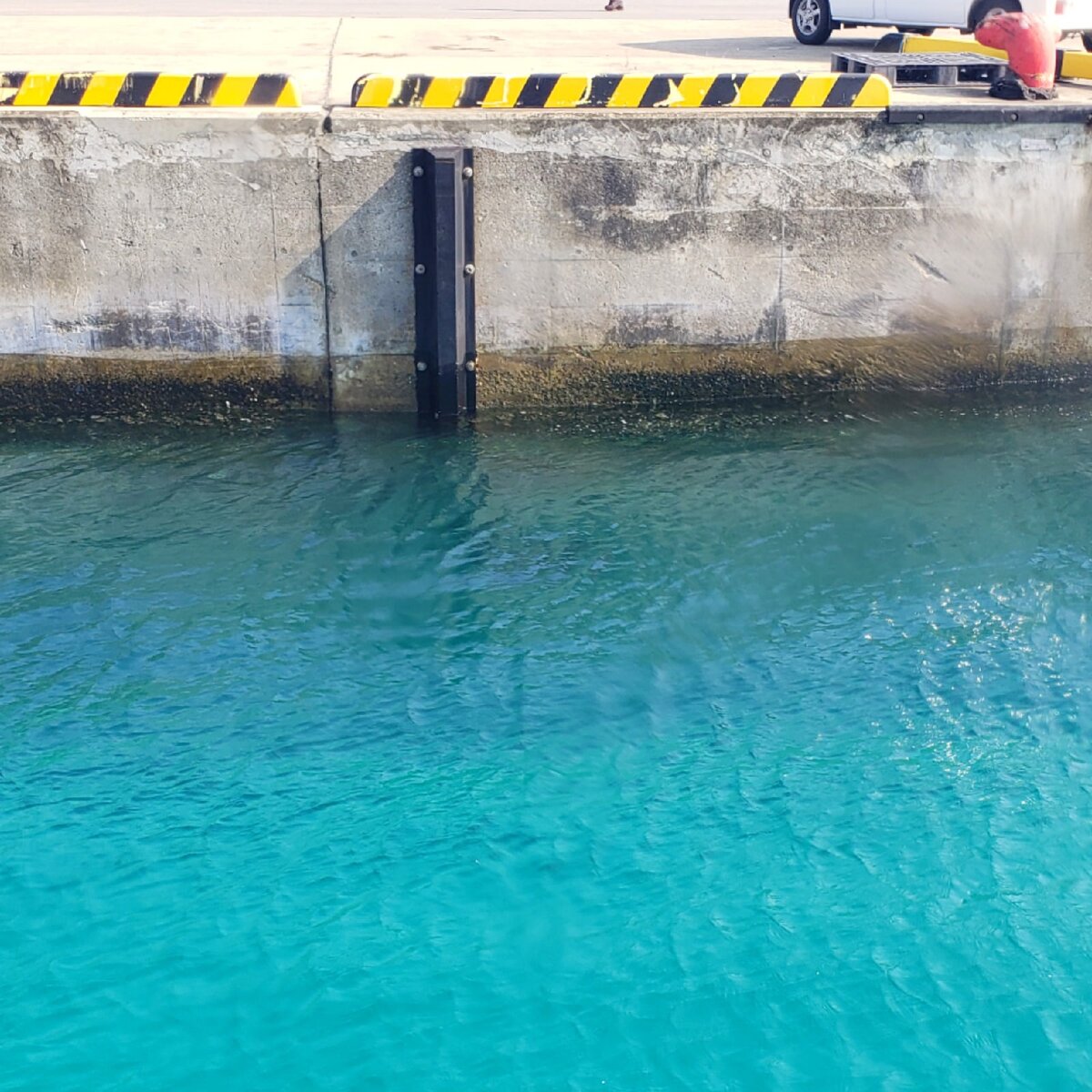 Вода у причала просто бирюзовая