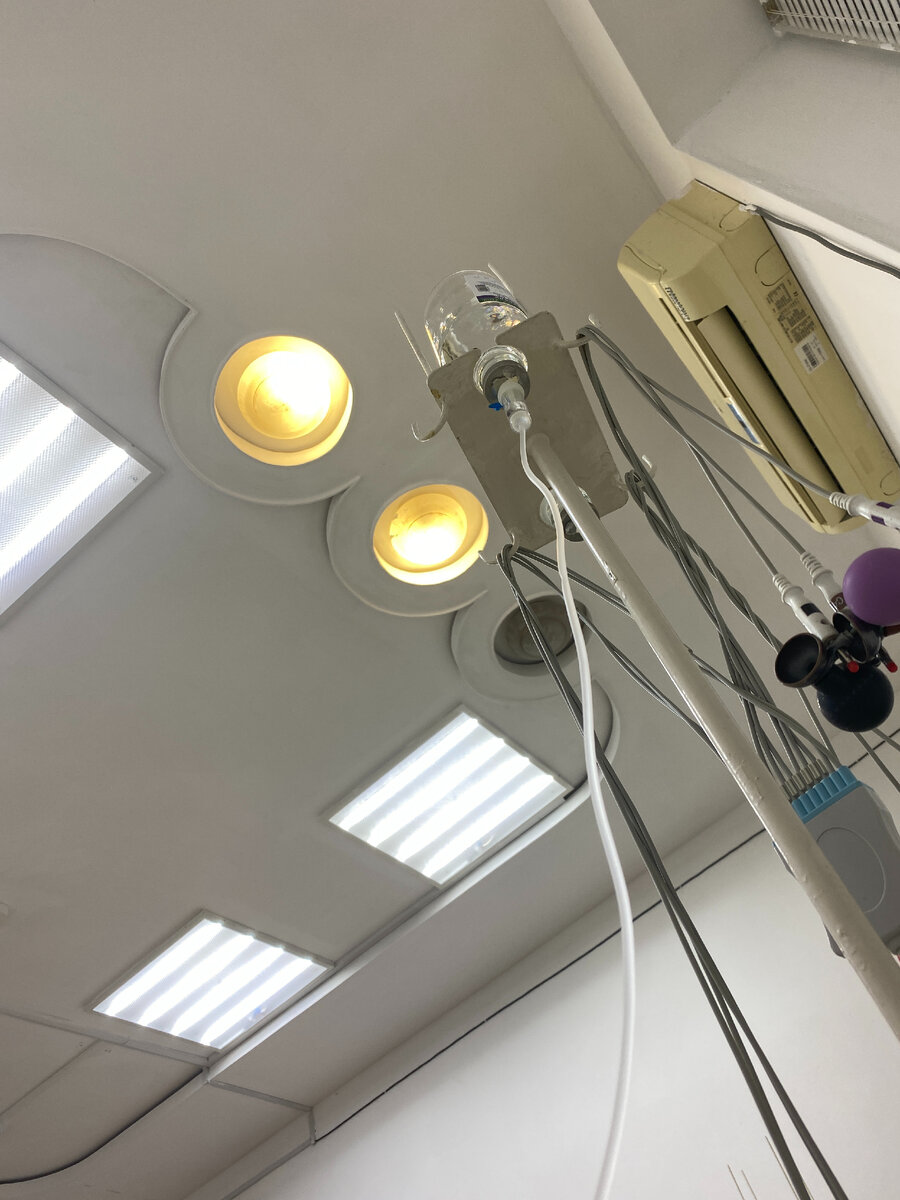 Живописный (нет) вид на мою капельницу в боксе инфекционки. Всем не болеть :)