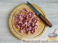 Колбасу нарезать кубиками.