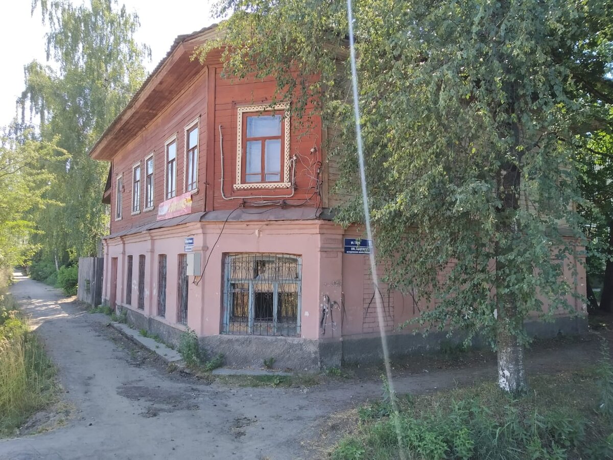 Вот эта улица (вернее, перекрёсток двух улиц неподалёку от центра города), вот этот дом... Фото автора. 