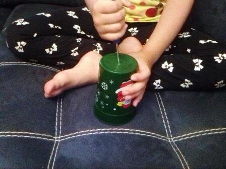 Аккуратно дырявим донышко первого стаканчика