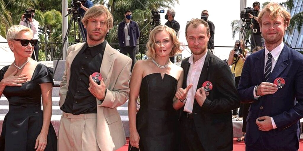 актеры Чулпан Хаматова, Иван Дорн, Юлия Пересильд, Юра Борисов и продюсер Илья Стюарт в поддержку Кирилла Серебренникова  