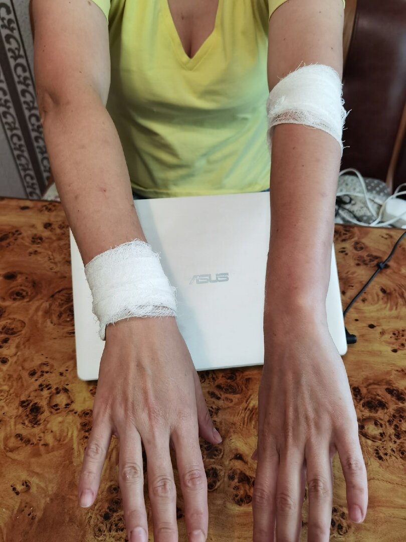 Руки простого блогера. Даже не очень популярного 