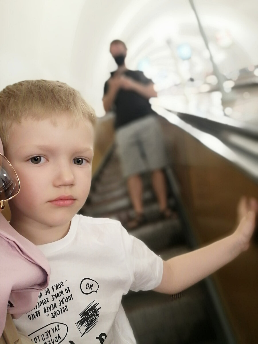 В метро. Очень нравится, ведет себя там тихо. Взгляд очень заинтересован всегда.