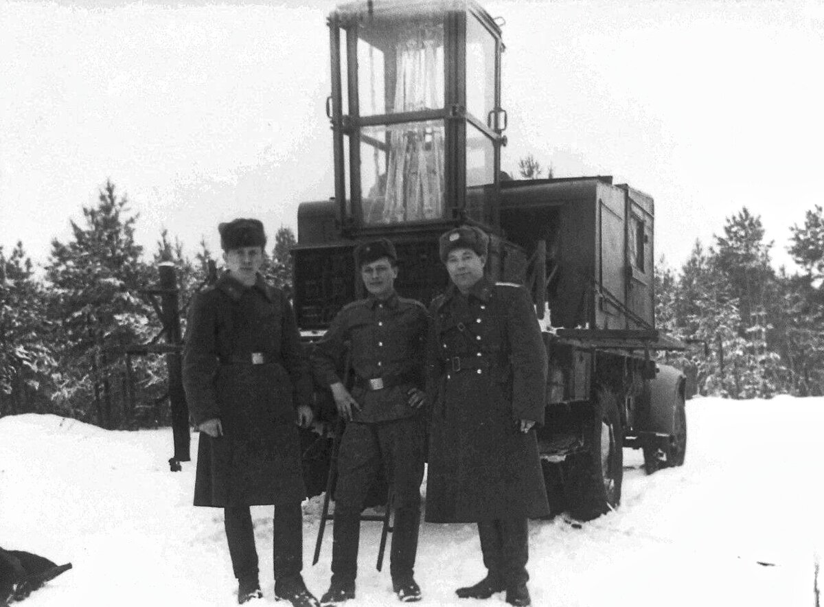 Фотографию своей родной электростанции (кодово-неоновый светомаяк) мне удалось отыскать только лишь в Интернете. Хотя, казалось бы, что тут запрещать? Фото https://brucegoldfarb.com