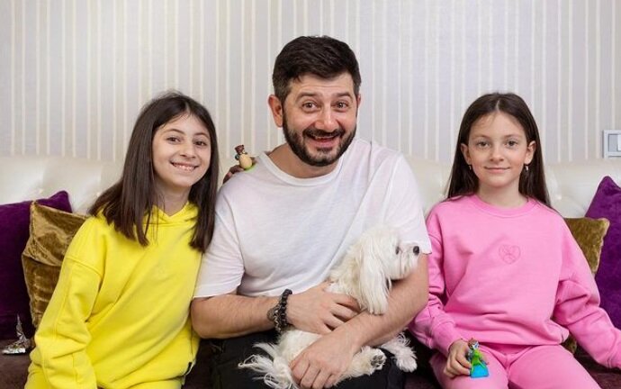 Старшенькая просто копия отца. Как выглядят подросшие дочери главного ...