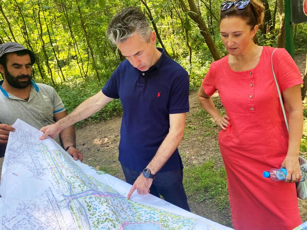 Префект ВАО Николай Алешин (по центру) и глава управы района Новокосино Наталья Романцова (справа)