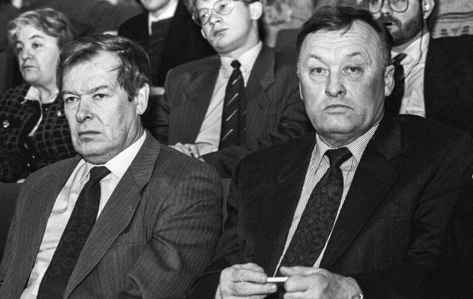 Переходный период- период хмурых лиц... В.Бакатин- слева на снимке. Фото https://otr-online.ru. 