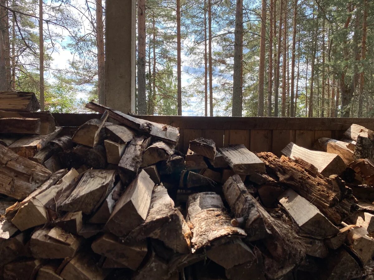 Вид с уличной веранды нашего домика.