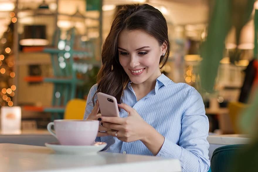 Сейчас в ленту в Instagram посмотрю, и потом кофе попью)