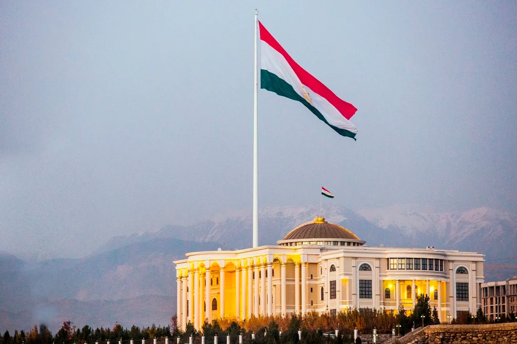 Ман точикистон. Флагшток Республики Таджикистан, столица - Душанбе. Флаг Таджикистана в Душанбе. Касри миллат Таджикистан. Парчам Таджикистан в Душанбе.