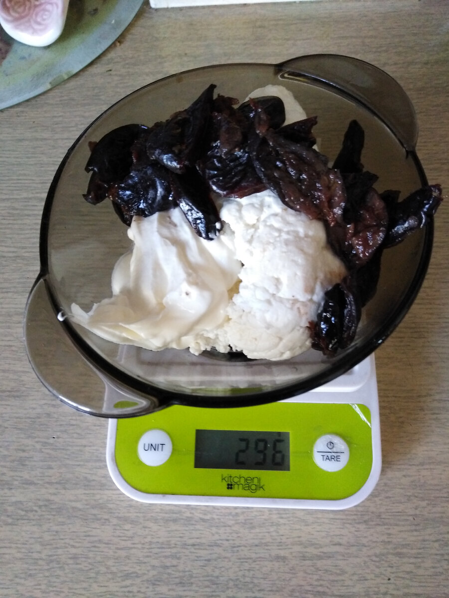 Это мой завтрак: творог со сметаной и черносливом