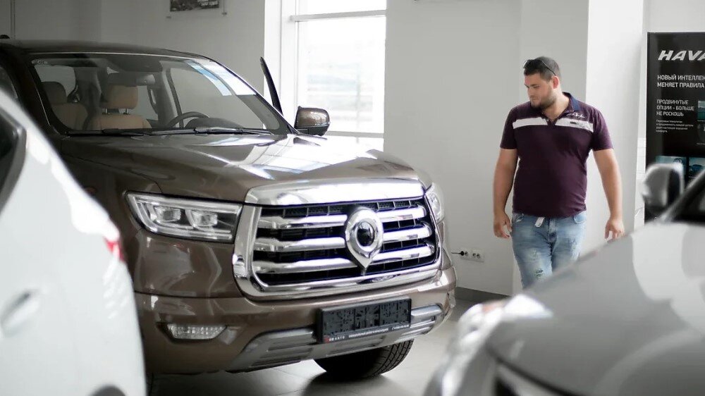 На фото из автосалона «DM-Авто» в Краснодаре: еще не все любители пикапов успели изучить GWM Poer, как он подорожал