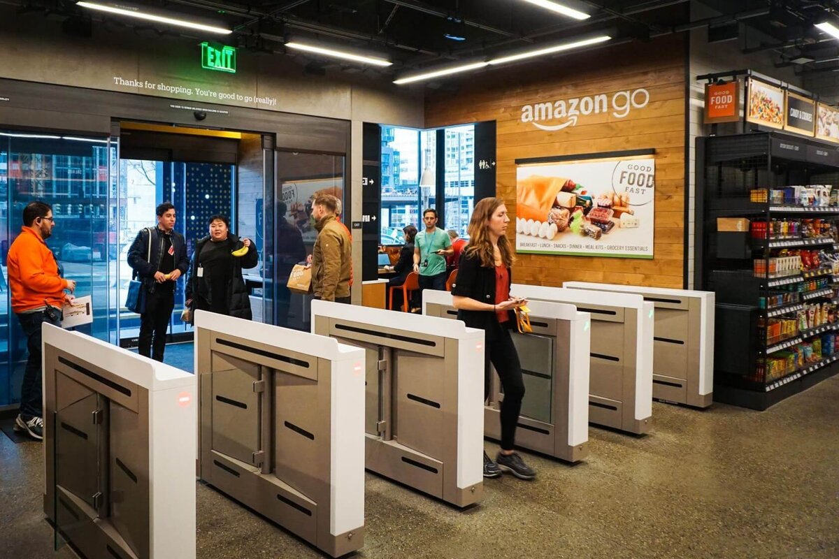 Американский интернет-ритейлер Amazon.com Inc планирует открыть несколько крупных физических розничных площадок в США, которые будут работать как универсальные магазины.