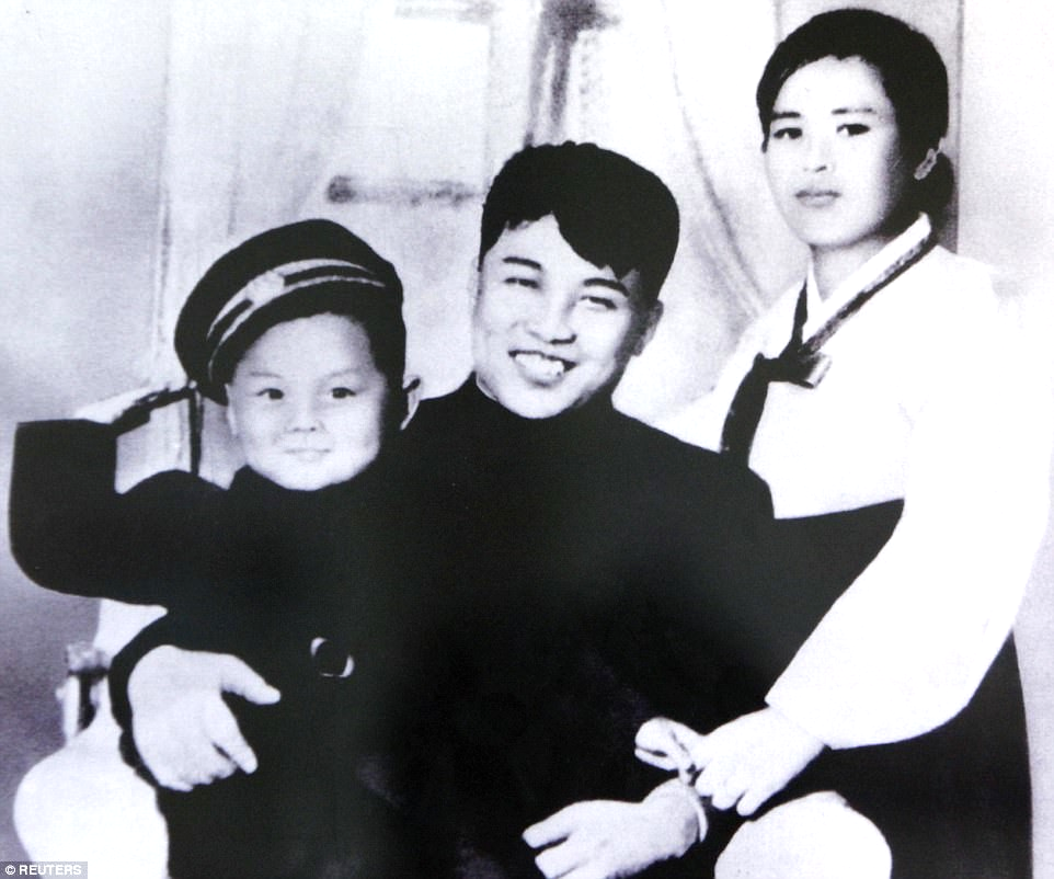 Ким Чен Ир с отцом Ким Ир Сеном и матерью Ко Ён Хи
