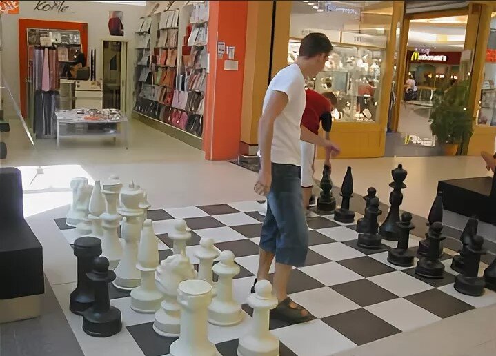 Игра в шахматы рядом с входом в магазин в Праге