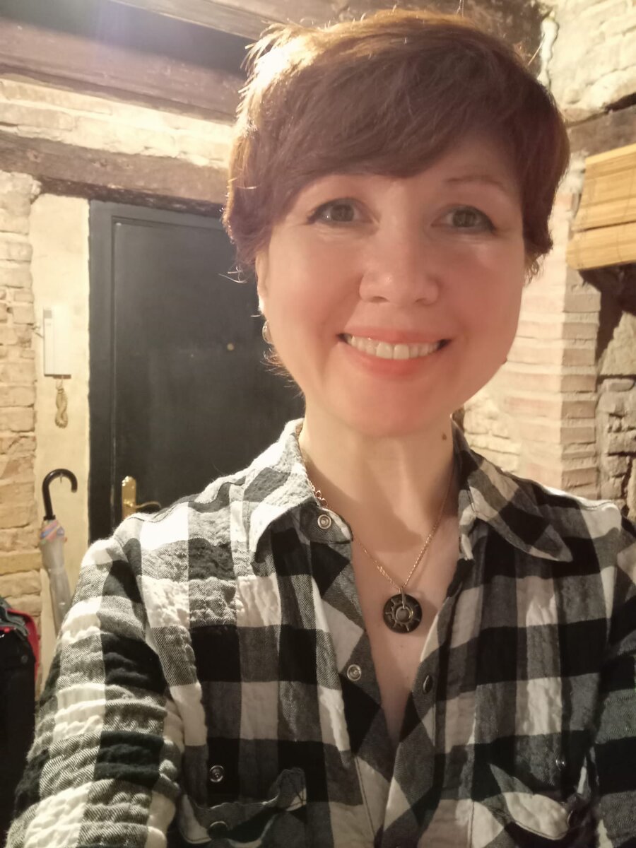 Я здесь с новой стрижкой и не подозреваю, что вскоре улыбка сойдет с моего лица. 