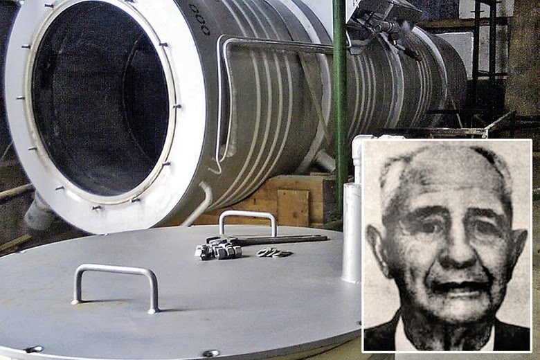 В таких контейнерах в Сергиевом Посаде ждут воскрешения десятки покойников. На фото - Джеймс Бедфорд, первый, кто согласился крионировать свое тело.