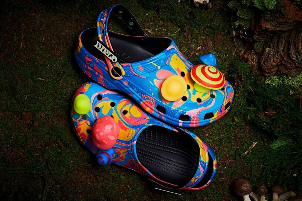 2021 год действительно стал годом Crocs, и 30 ноября журнал о моде Footwear News объявил популярный силуэт Crocs Classic Clog обувью года на 35-й ежегодной премии FN Achievement Awards.
В 2021 году у Crocs Classic Clog было так много значимых моментов в поп-культуре, что их трудно сосчитать. Но что еще более впечатляет, так это то, что компания воплотила все это в успешные продажи. 
Получив награду «Бренд года» прошлой зимой, Crocs ускорили свои темпы роста, добившись еще большего успеха в этом году. Только в третьем квартале они показали рекордную выручку в размере 625,9 миллиона долларов США, что на 73% больше, чем за тот же период 2020 года, при этом основная часть продаж приходится на коллекцию Classics.
В интервью FN в этом году генеральный директор Crocs Эндрю Рис сказал, что стратегия бренда сосредоточена на привлечении того типа потребителей, которых он называет «исследователями». Они молодые, экспрессивные, уверенные в себе и активные в социальных сетях. 
Сабо Crocs, пожалуй, самая универсальная модная тенденция, появившаяся на ногах всех, от мала до велика. И это явление стало глобальным. Продажи компании в США в третьем квартале выросли на 94,5%, за ними последовал рост на 42,8% в Европе, на Ближнем Востоке и в Африке и на 21,2% в Азиатско-Тихоокеанском регионе.