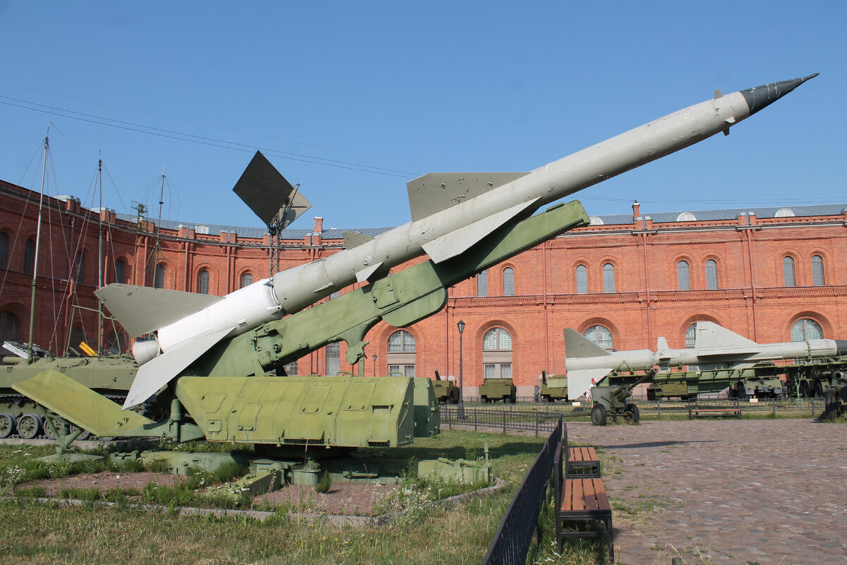 Пусковая установка ЗРК С-75 в петербургском Артиллерийском музее. Фото автора.