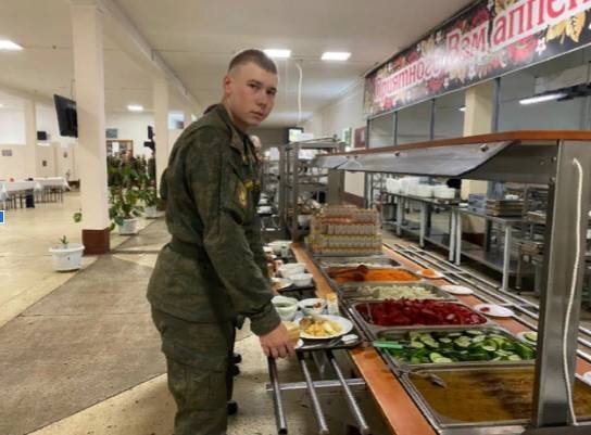 В армейской столовой