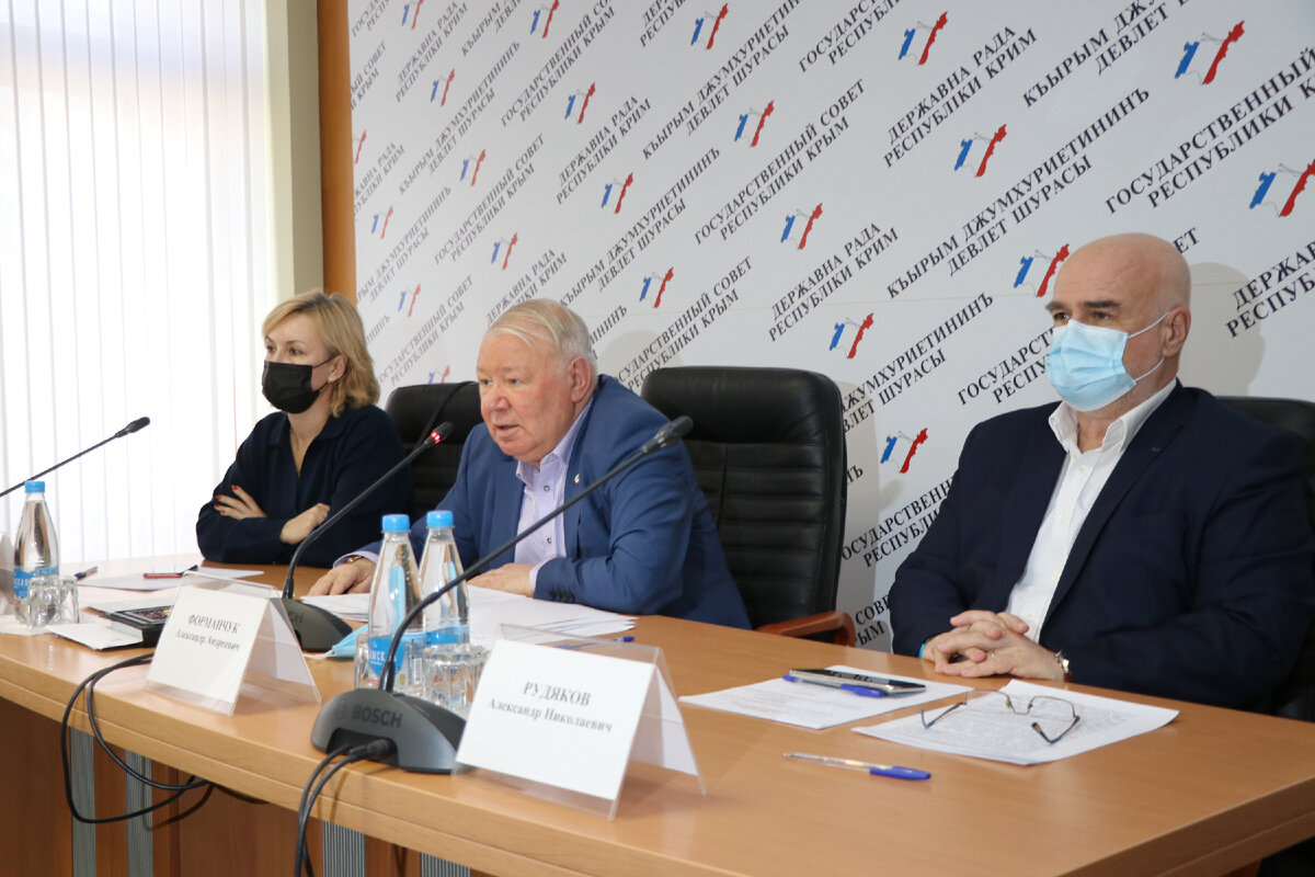 А. Форманчук (в центре): «Это вынужденная мера».