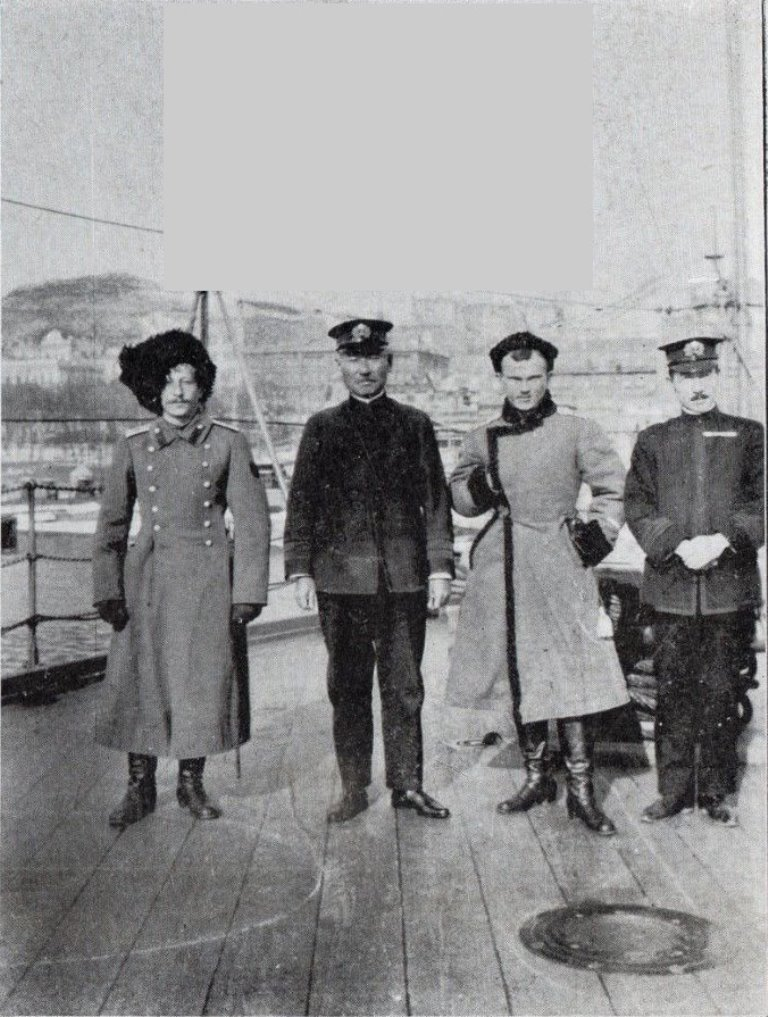 Атаман Калмыков посещает японский броненосец «Микаса» Владивосток. 1918 год