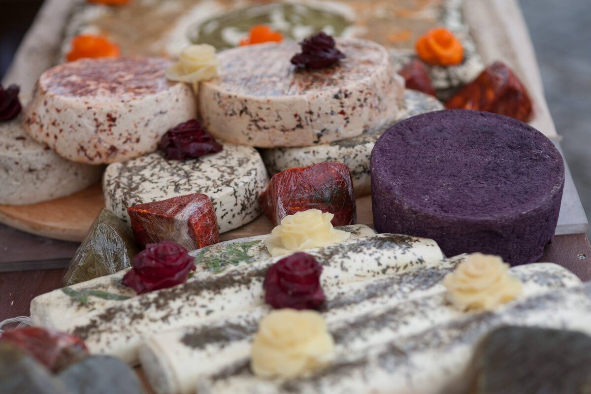 Грузинские сыры покоряют с первого вкуса. Огромное разнообразие вкусов, запахов, текстур.