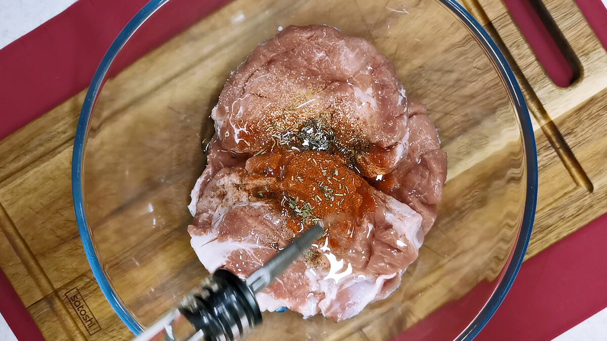 Свинина, запеченная в духовке с помидорами и сыром | Волшебная internat-mednogorsk.ru