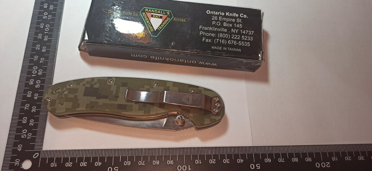 Клипса упругая. Держит надежно