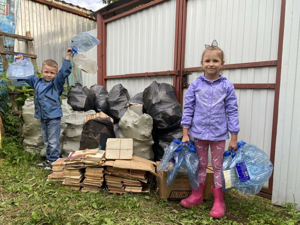Мусор. Сбор мусора в детском саду. Мусорные дети. Дети сортируют мусор. Вынести сбор