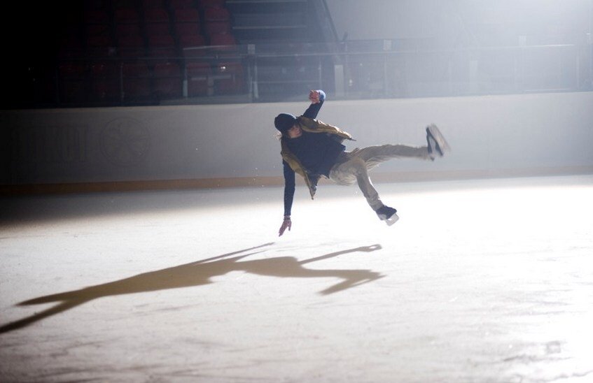 Ему просто неудобно в коньках...