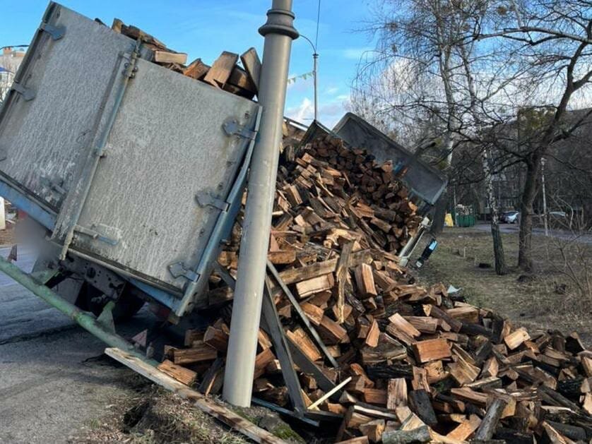 Разгружаются дрова в Украине.    фото: картинки яндекса.