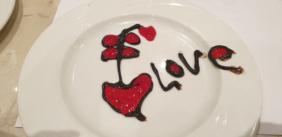 Украшенная тарелка из отеля (авторское фото, Египет, Гаваи Резорт, январь 2022)